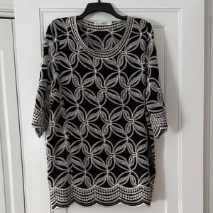 Solitaire 1X Black Tunic Blouse Cream Embroidery Scalloped Hem & Sleeves EUC